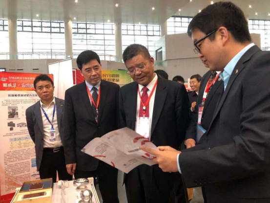 教育部职成司司长陈子季莅临365官网技术研发与应用成果展展位参观指导