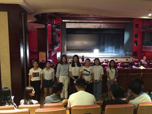365官网师生在演出现场